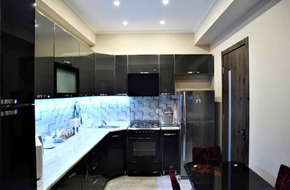 Coffee/tea facilities, Kitchen or kitchenette, Dining area, oven, stove