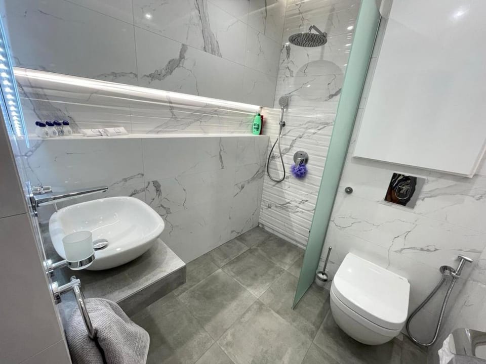Shower, Toilet, Bathroom, bidet, towels