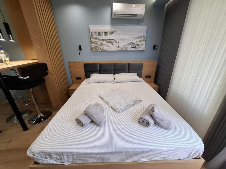 Bed, Photo of the whole room, Bedroom, towels, air conditioner