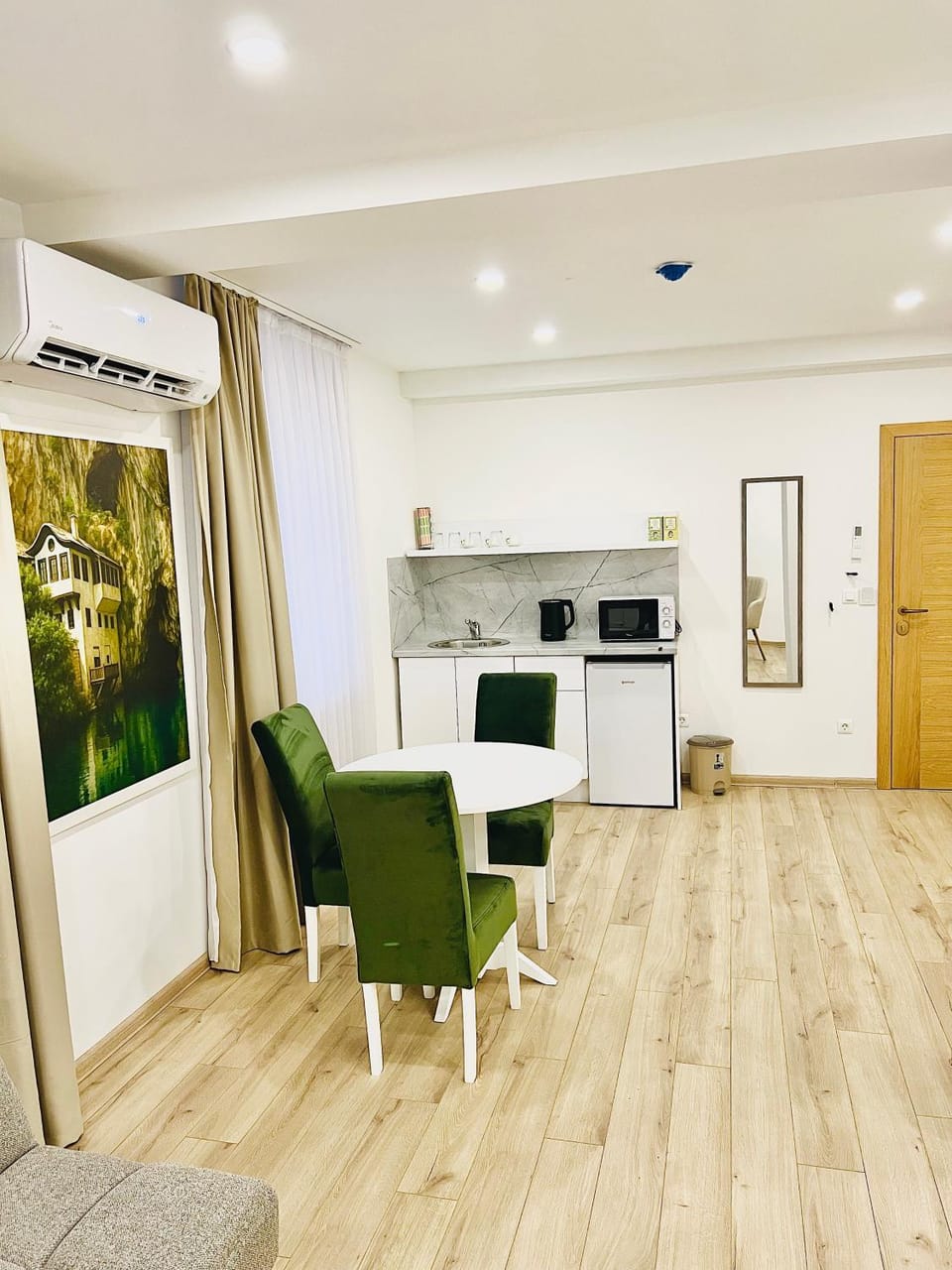 Kitchen or kitchenette, Dining area