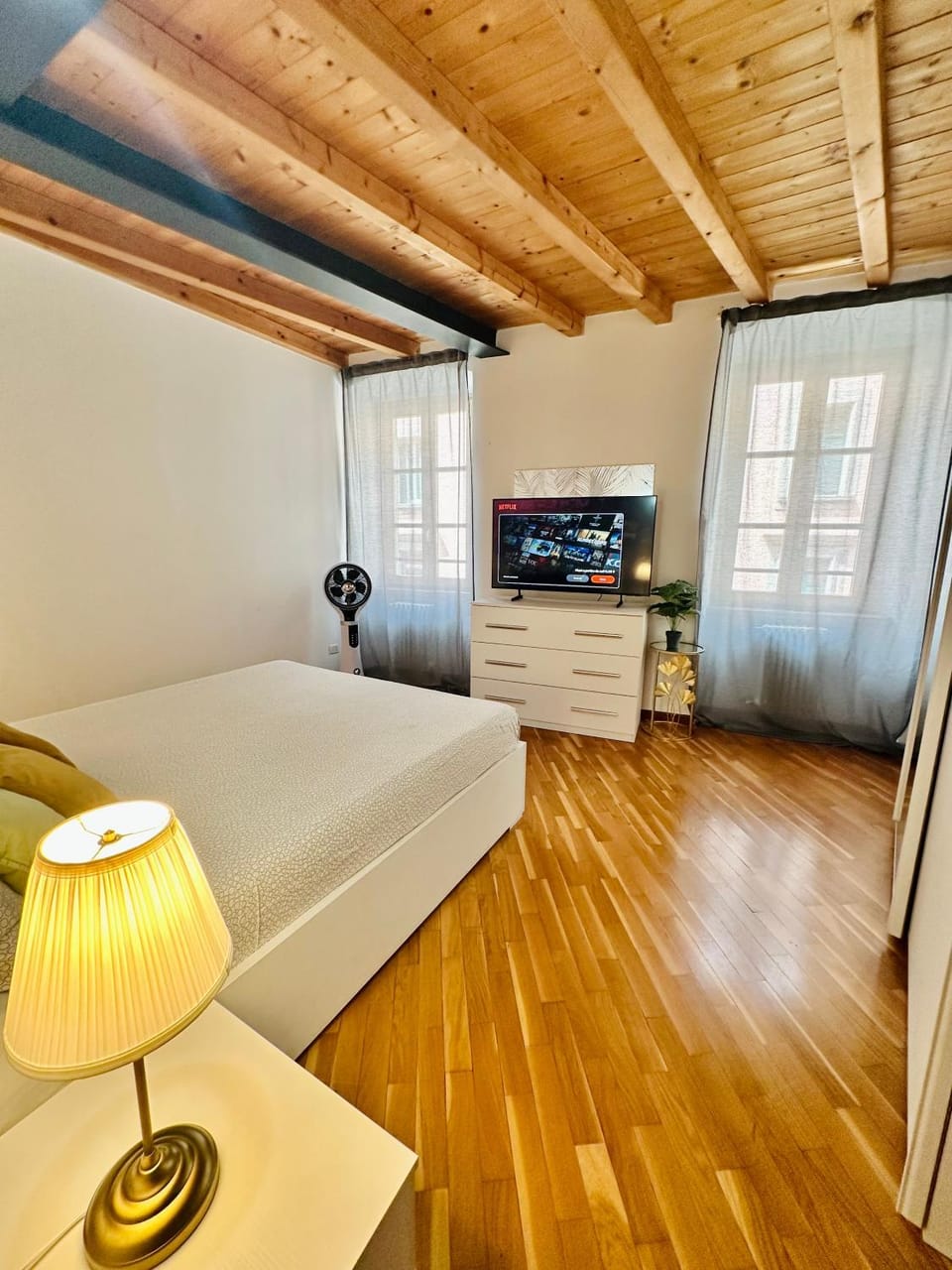 Bed, TV and multimedia, Photo of the whole room, Evening entertainment, Bedroom
