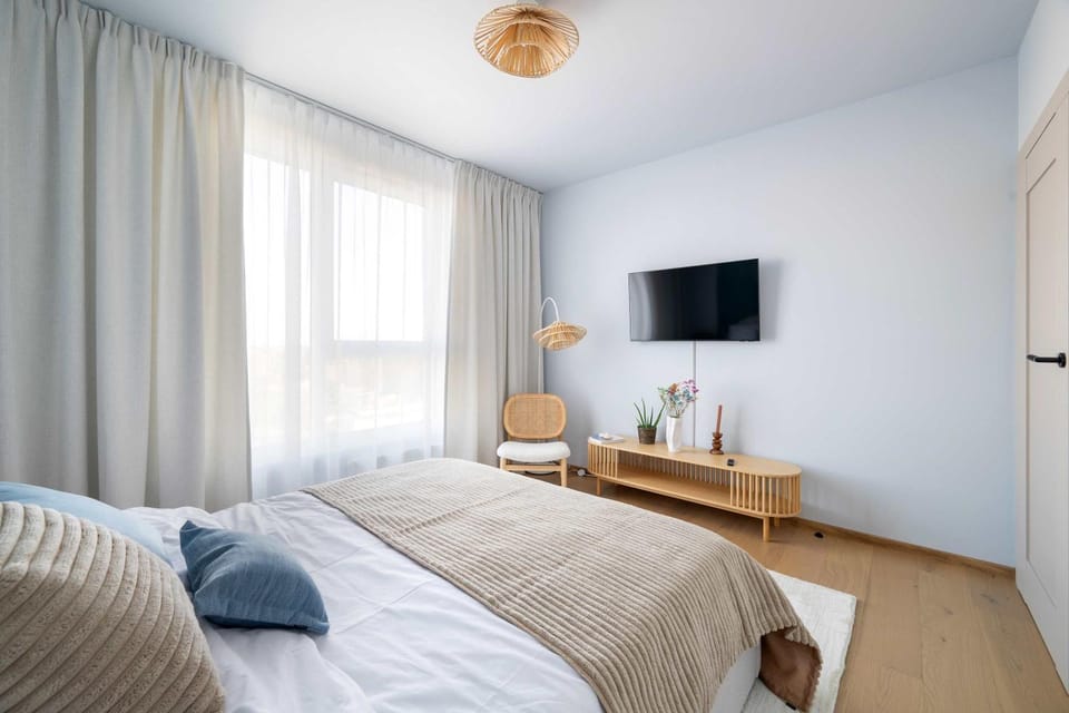 Bed, TV and multimedia, Photo of the whole room, Bedroom