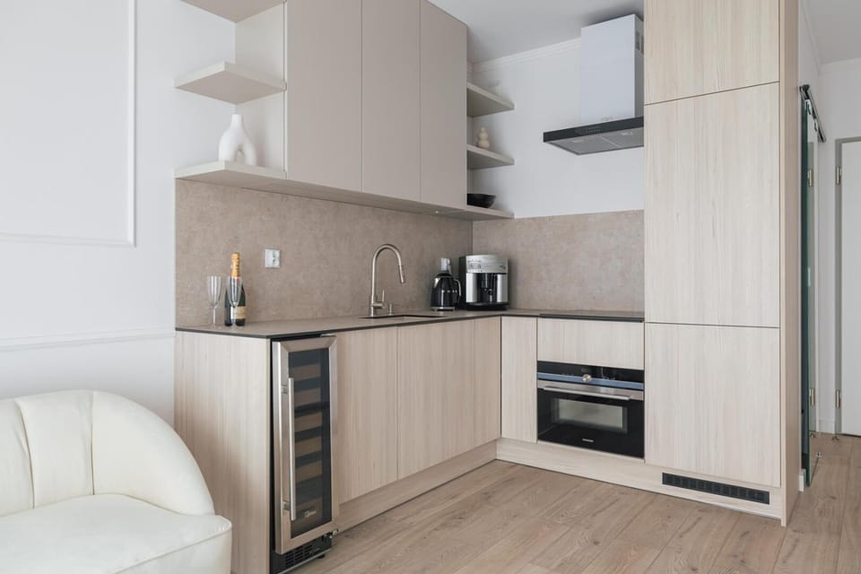 Coffee/tea facilities, Kitchen or kitchenette, oven, stove