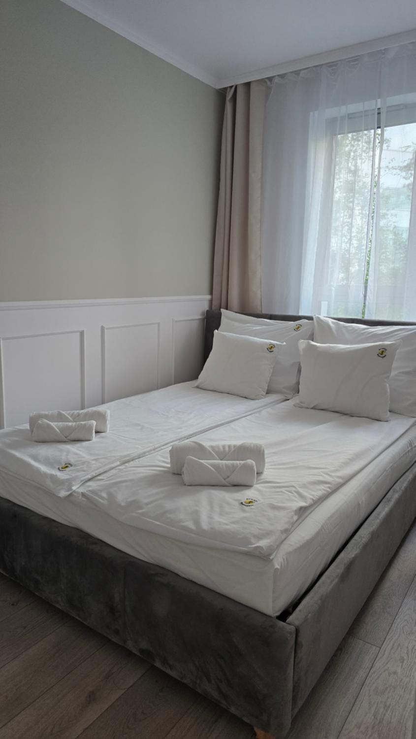 Bed, Photo of the whole room, Bedroom, towels