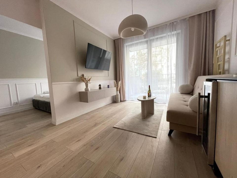 TV and multimedia, Living room, Seating area, Evening entertainment