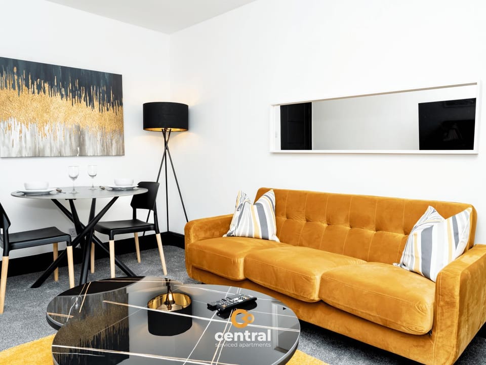 Hilltown by Central Serviced Apartments - King Bed - Sleeps 2 - Good Amenities Around Area - Smart TV's in All Rooms - Secure Entry to Building - Good Transport Links to all around Dundee Apartment in Dundee