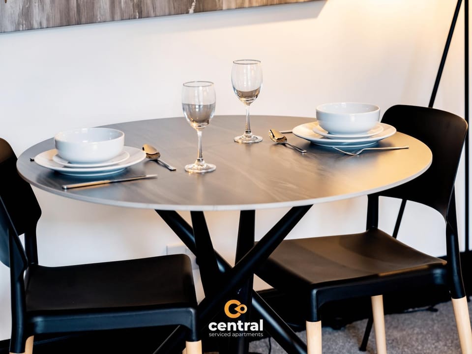 Hilltown by Central Serviced Apartments - King Bed - Sleeps 2 - Good Amenities Around Area - Smart TV's in All Rooms - Secure Entry to Building - Good Transport Links to all around Dundee Apartment in Dundee