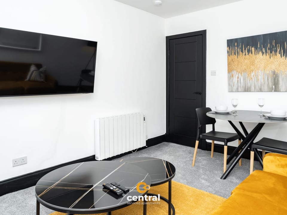 Hilltown by Central Serviced Apartments - King Bed - Sleeps 2 - Good Amenities Around Area - Smart TV's in All Rooms - Secure Entry to Building - Good Transport Links to all around Dundee Apartment in Dundee