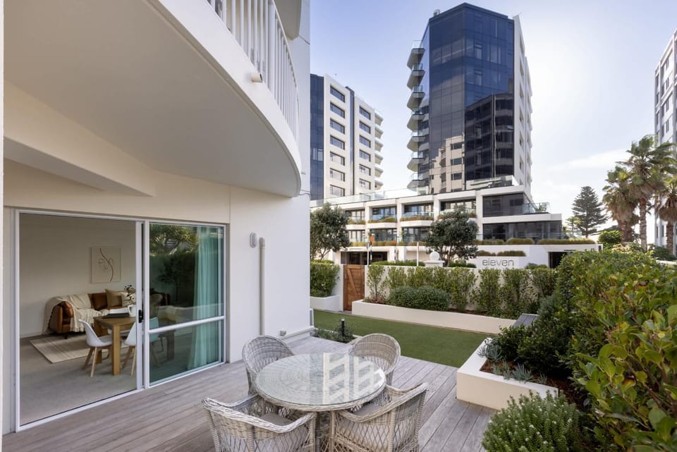 Sunny Courtyard Dreaming Downtown with Pool & Gym Apartment in Bay Of Plenty