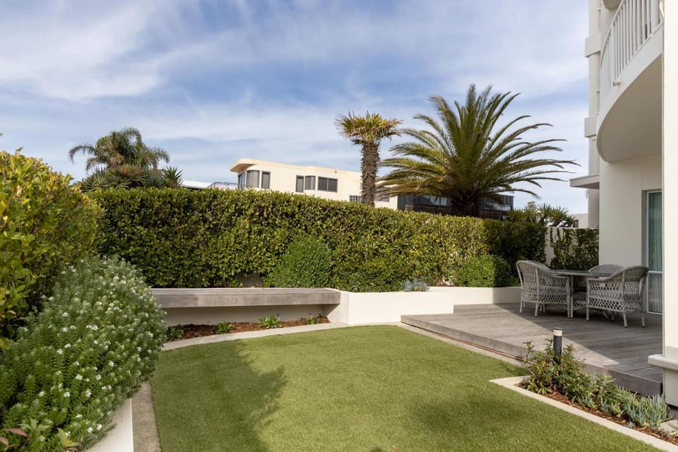 Sunny Courtyard Dreaming Downtown with Pool & Gym Apartment in Bay Of Plenty