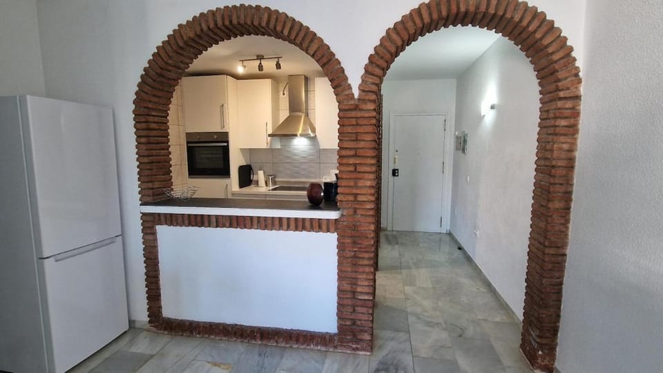 Sunny 2BR Apartment with Pool, Calahonda Beachside Apartment in Sitio de Calahonda
