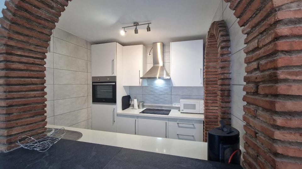 Sunny 2BR Apartment with Pool, Calahonda Beachside Apartment in Sitio de Calahonda