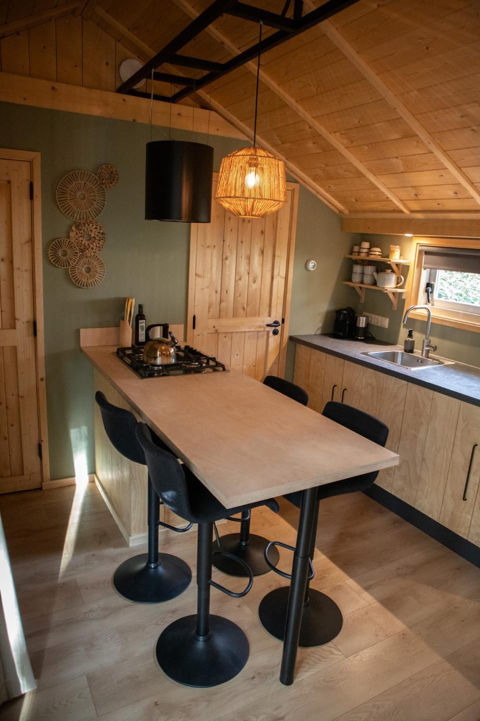 Kitchen or kitchenette, Dining area