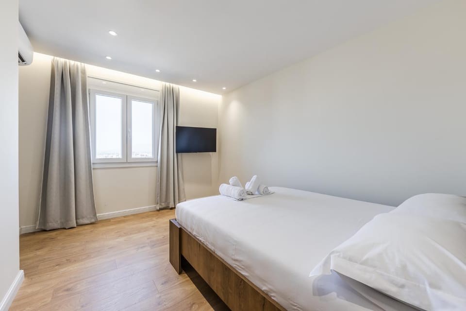 Bed, TV and multimedia, Bedroom, towels