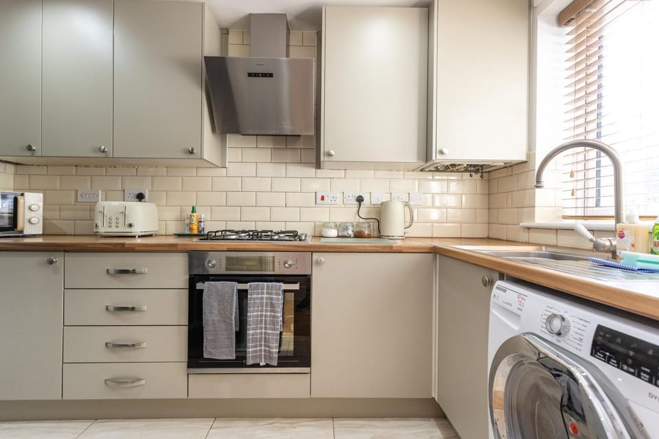 Wheatcroft Sleeps 7 Long Stays Parking and Wi-Fi House in Swindon