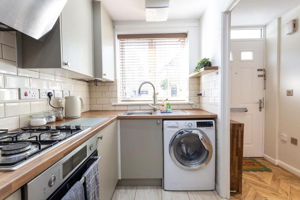 Wheatcroft Sleeps 7 Long Stays Parking and Wi-Fi House in Swindon