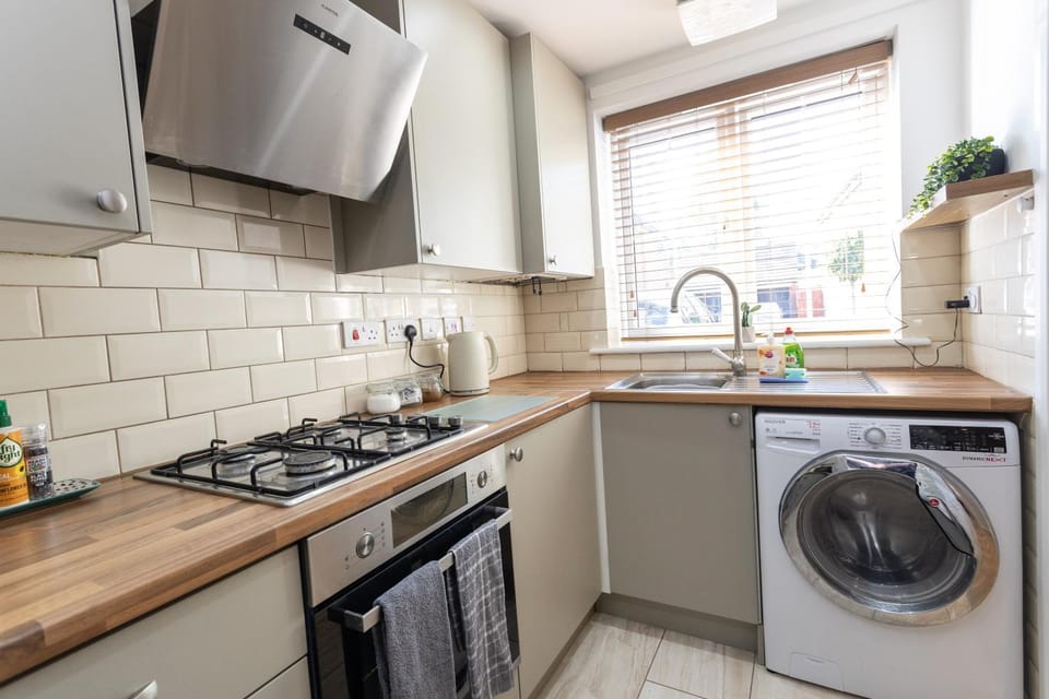 Wheatcroft Sleeps 7 Long Stays Parking and Wi-Fi House in Swindon