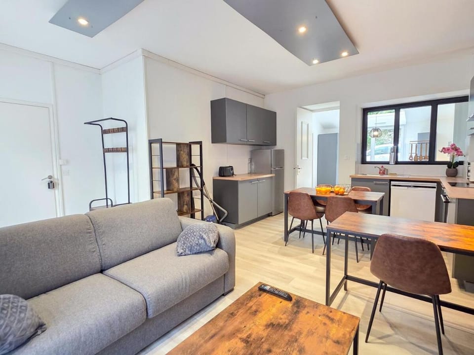 Le Métairie, Parking Privé, 5min de la Gare, Central Apartment in Brittany