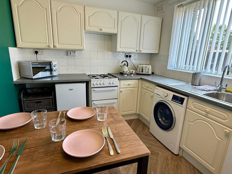 Kitchen or kitchenette, Dining area, dishwasher, oven, stove, toaster, washing machine