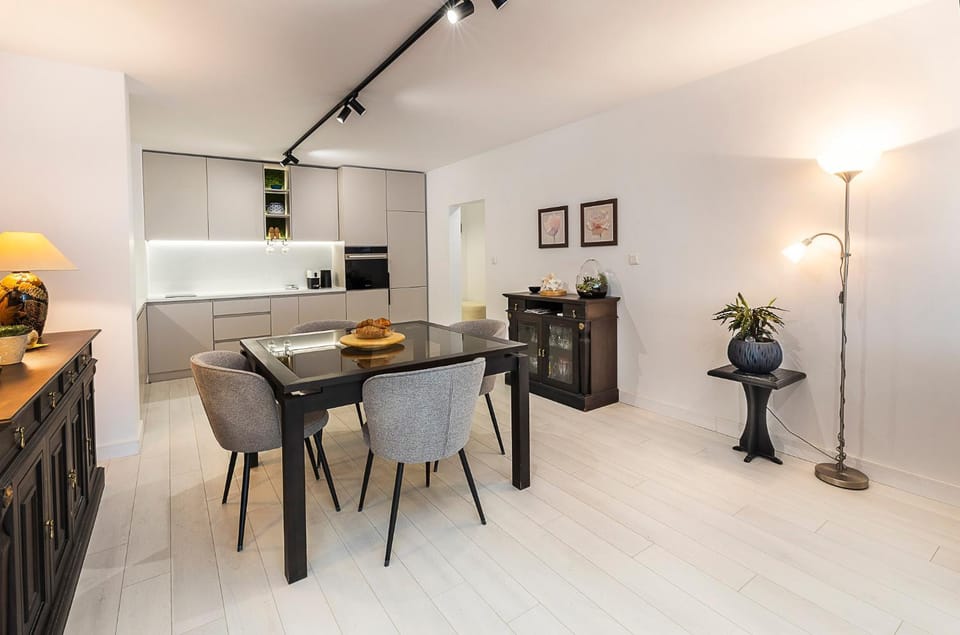 Kitchen or kitchenette, Living room, Seating area, Dining area