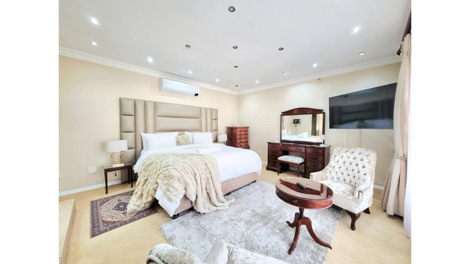 Elegant 5BR House with Pool, Gourmet Kitchen and Reliable Generator House in Johannesburg