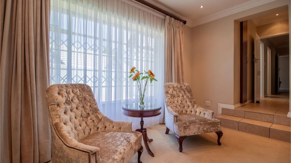 Elegant 5BR House with Pool, Gourmet Kitchen and Reliable Generator House in Johannesburg