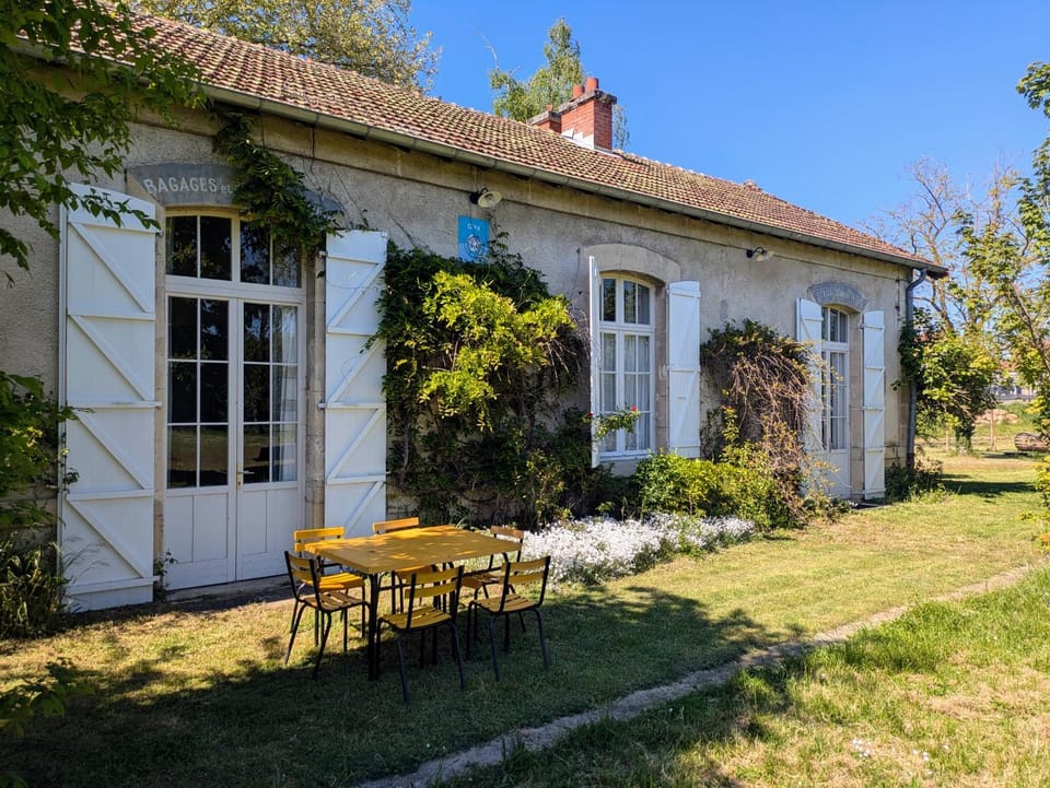 Property building, Patio, Day, Garden, Dining area, Garden view