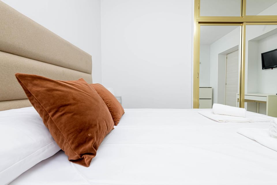 Bed, Bedroom, towels