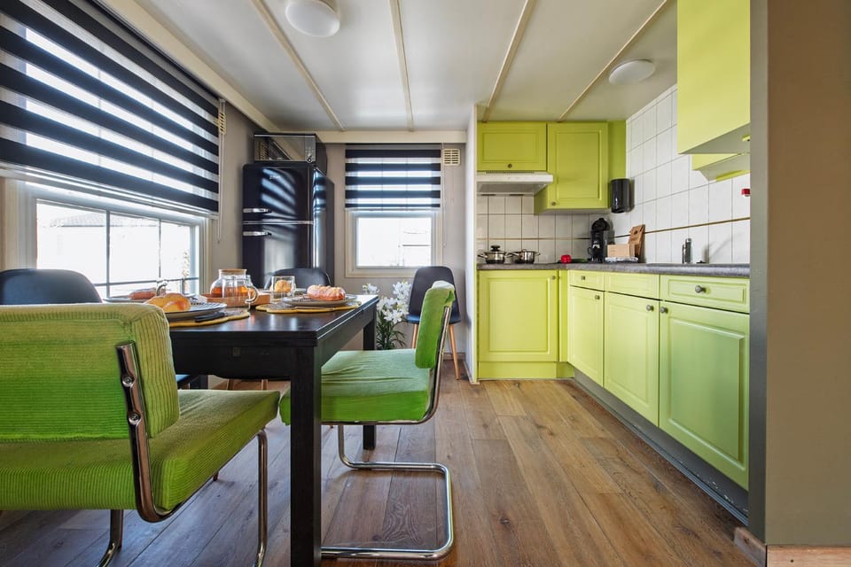 Kitchen or kitchenette, Seating area, Dining area, oven, pet friendly, stove