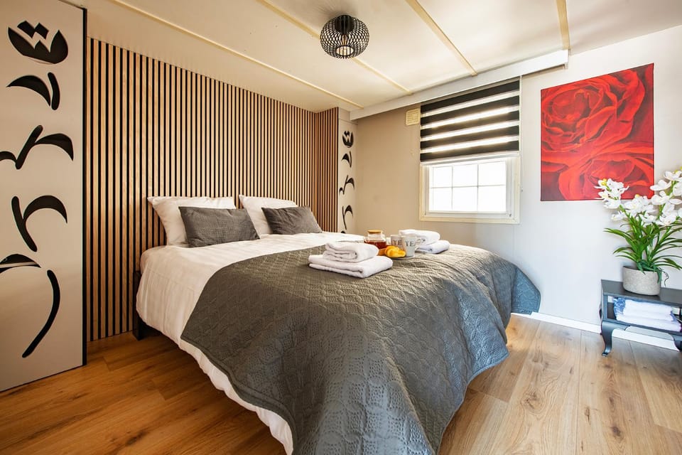 Bed, Photo of the whole room, Bedroom, towels