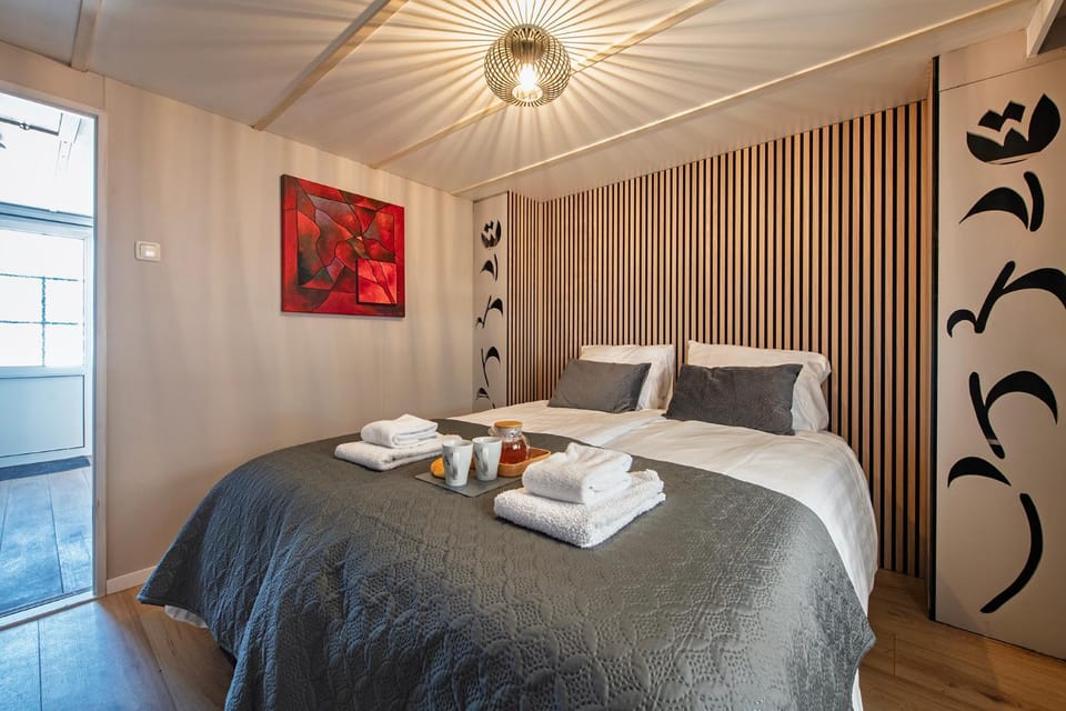 Bed, Photo of the whole room, Bedroom, towels