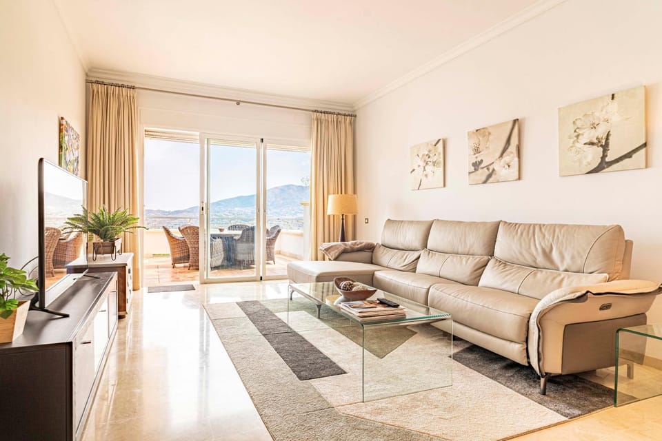 Communal lounge/ TV room, Natural landscape, TV and multimedia, Living room, Seating area, Evening entertainment
