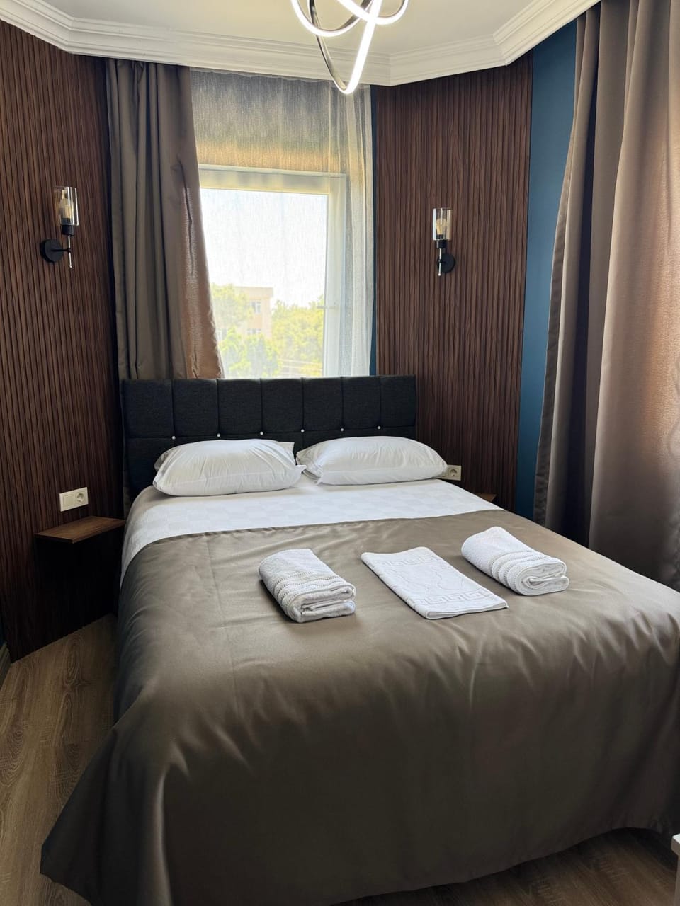 Bed, Photo of the whole room, Bedroom, towels