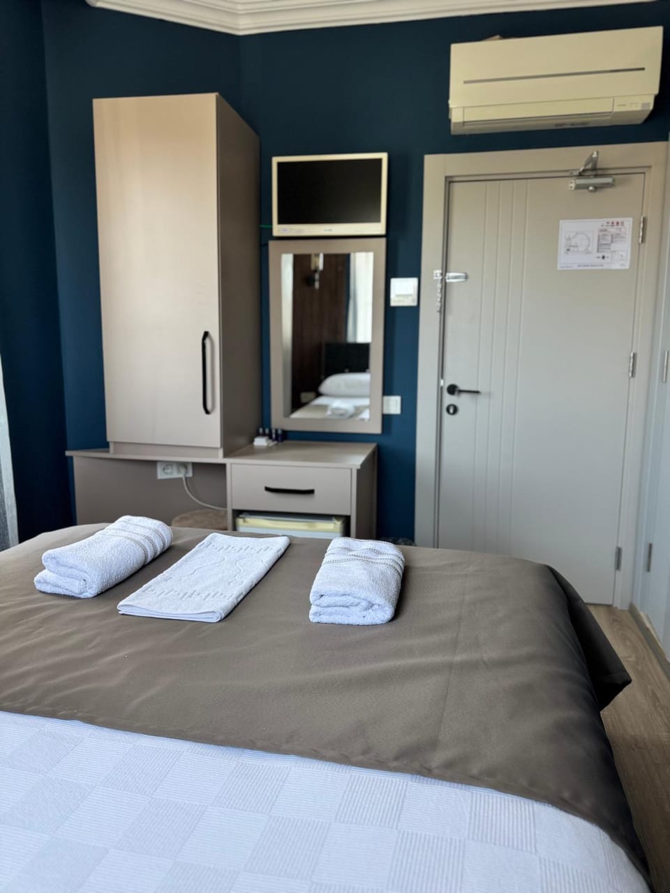 Bed, TV and multimedia, Photo of the whole room, Bedroom, towels, wardrobe, air conditioner