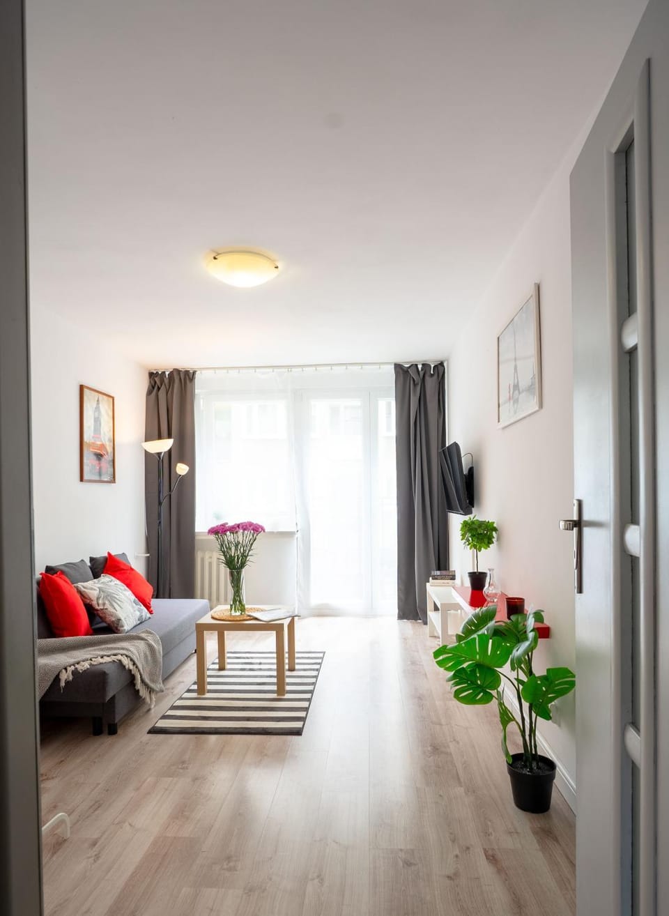 Bed, Living room, Photo of the whole room, Seating area, Bedroom