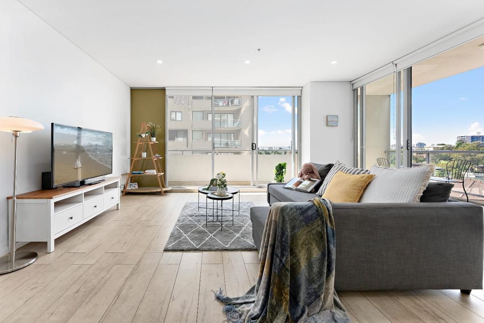 Bright & Airy 2BR - Steps to Station & Westfield Apartment in Parramatta