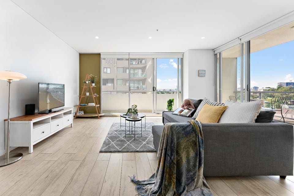 Bright & Airy 2BR - Steps to Station & Westfield Apartment in Parramatta