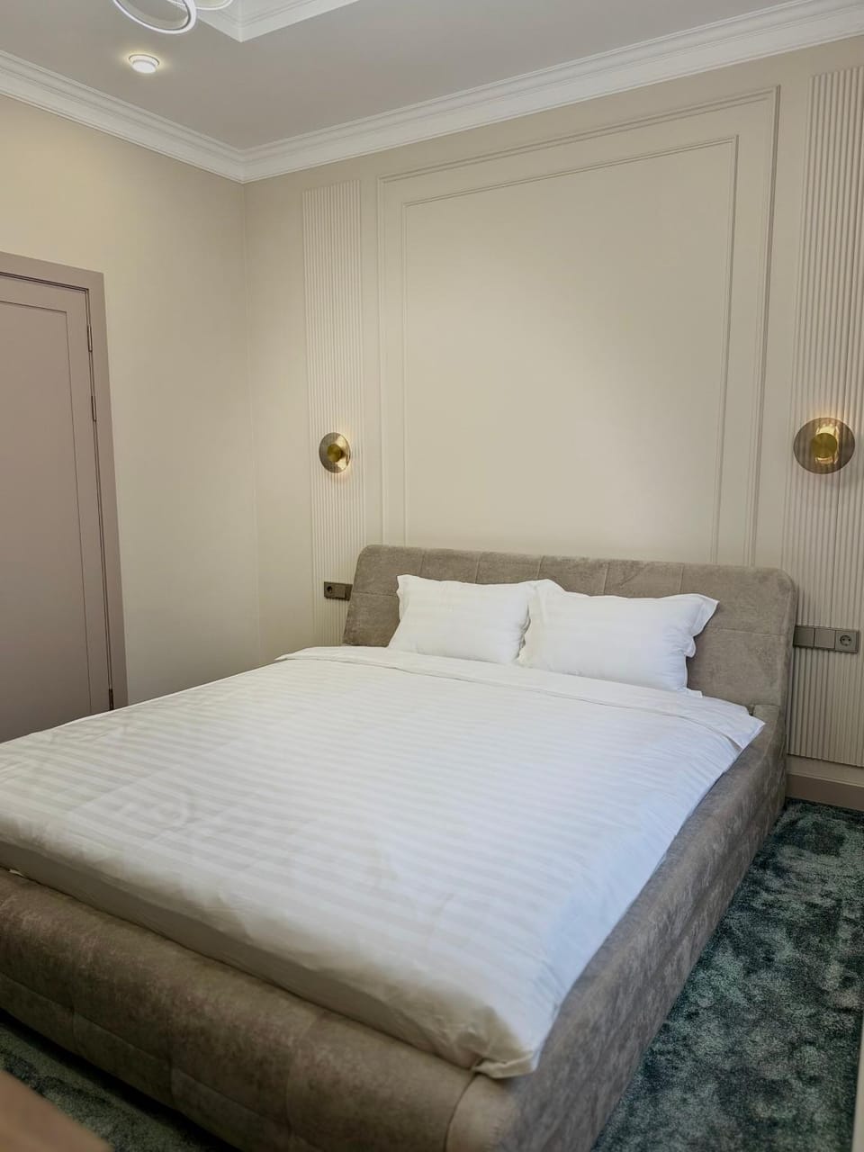 Bed, Photo of the whole room, wardrobe