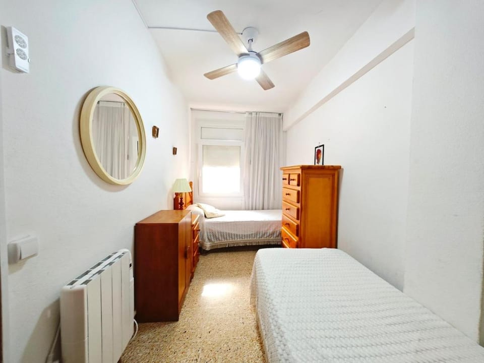 Ideal for families and nomads, 3' beach, terrace and WiFi Apartment in Baix Penedès