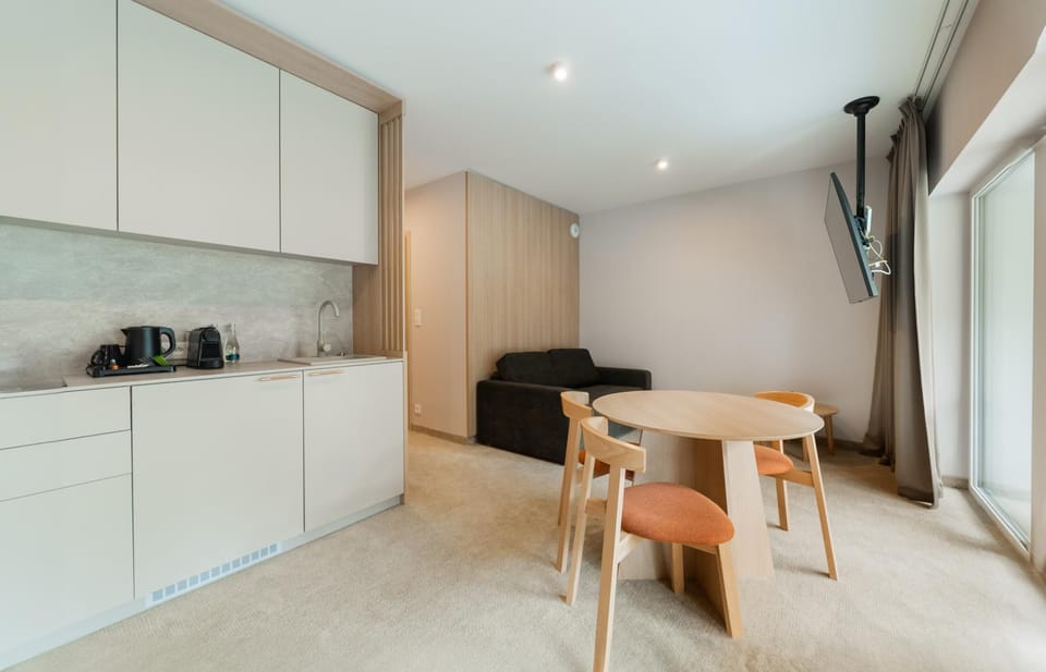 Kitchen or kitchenette, Living room, Seating area, Dining area, stove