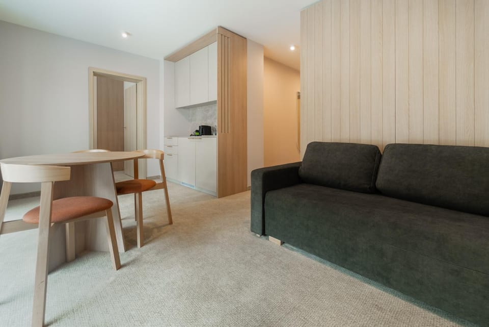 Kitchen or kitchenette, Living room, Seating area, Dining area