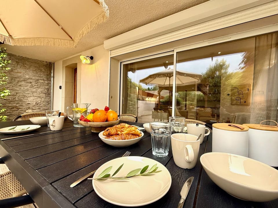Patio, Meals, Quiet street view, Inner courtyard view, furniture