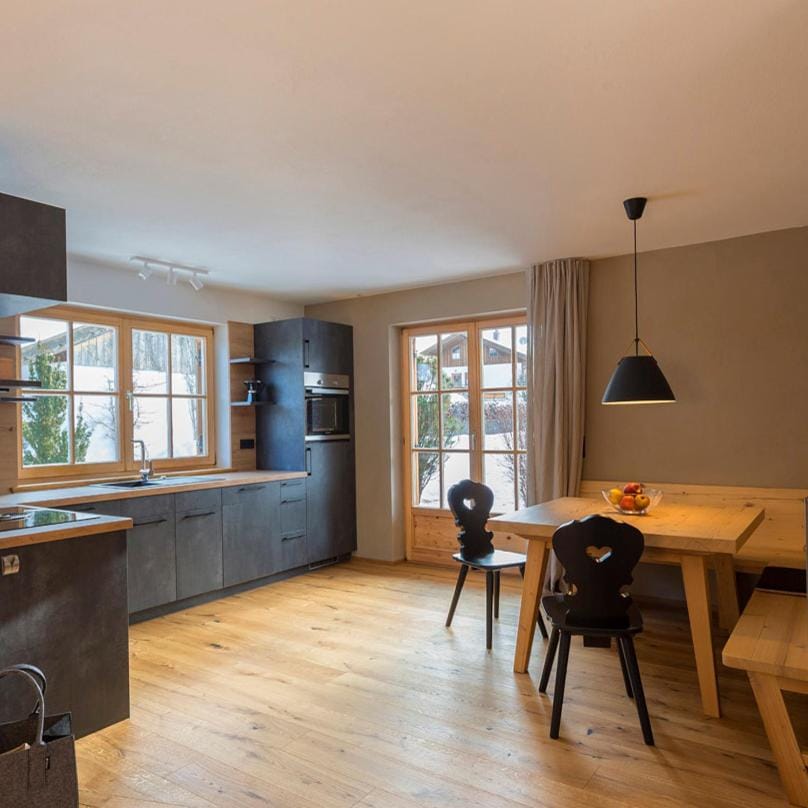 Kitchen or kitchenette, Dining area