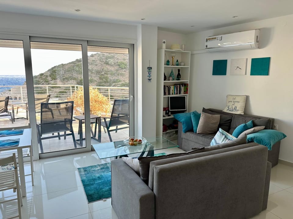 View (from property/room), Living room, Seating area, Dining area, Sea view
