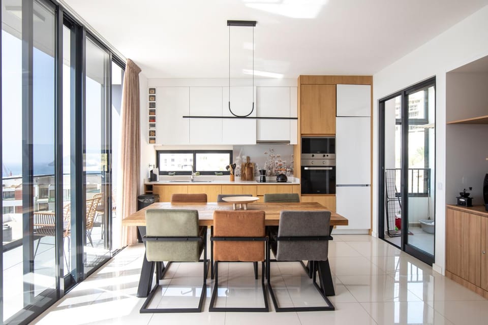 Kitchen or kitchenette, Dining area, minibar