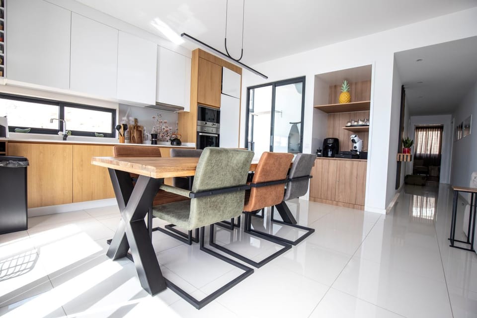 Dining area, minibar