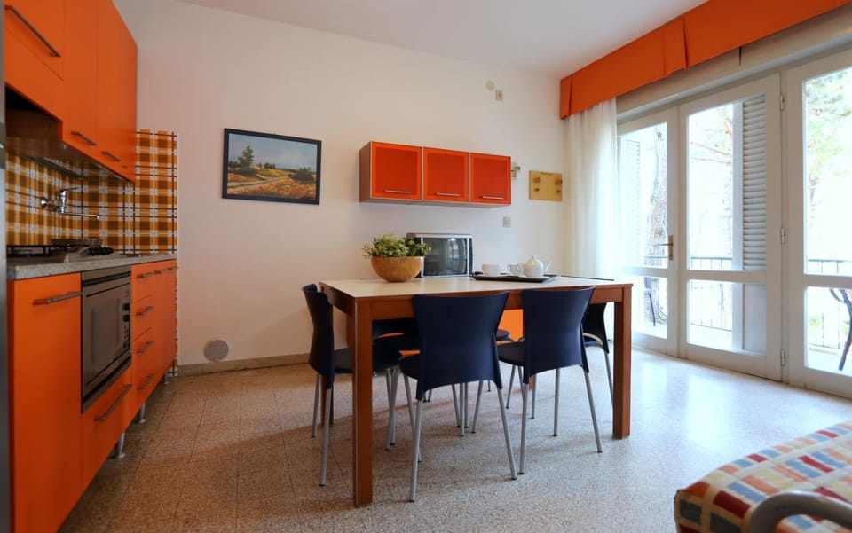 Kitchen or kitchenette, Seating area, Dining area
