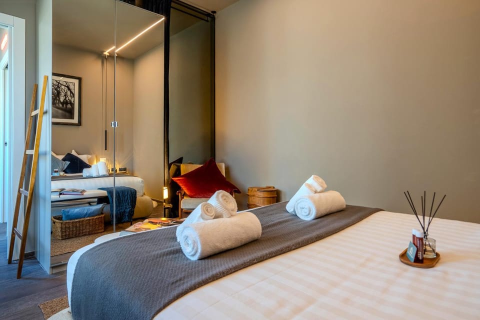 Bed, Bedroom, towels