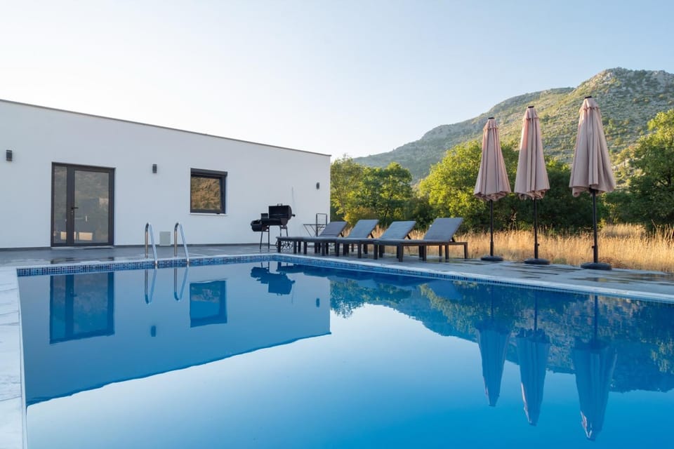 Swimming pool, sunbed