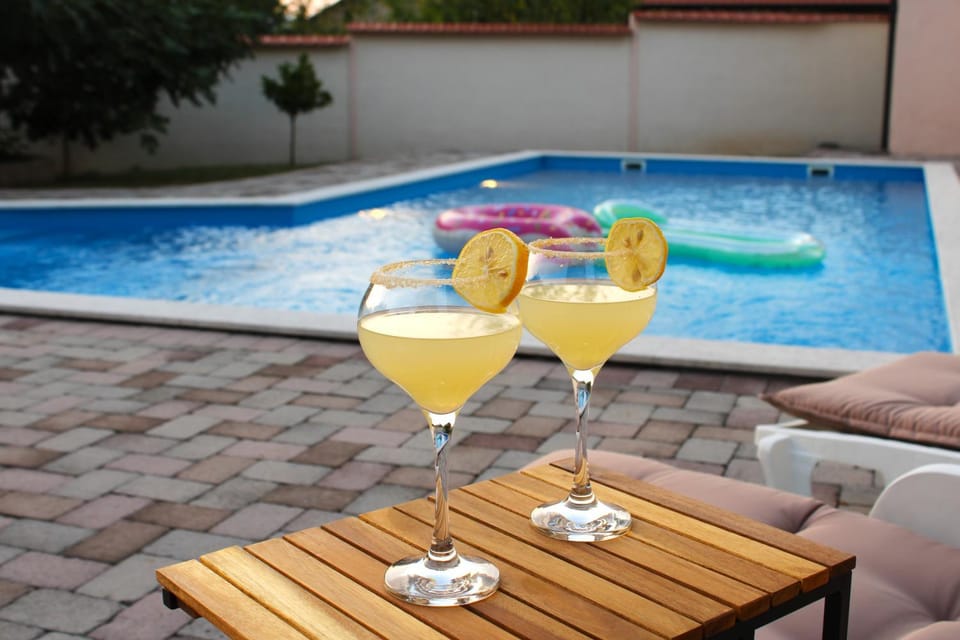 Day, Pool view